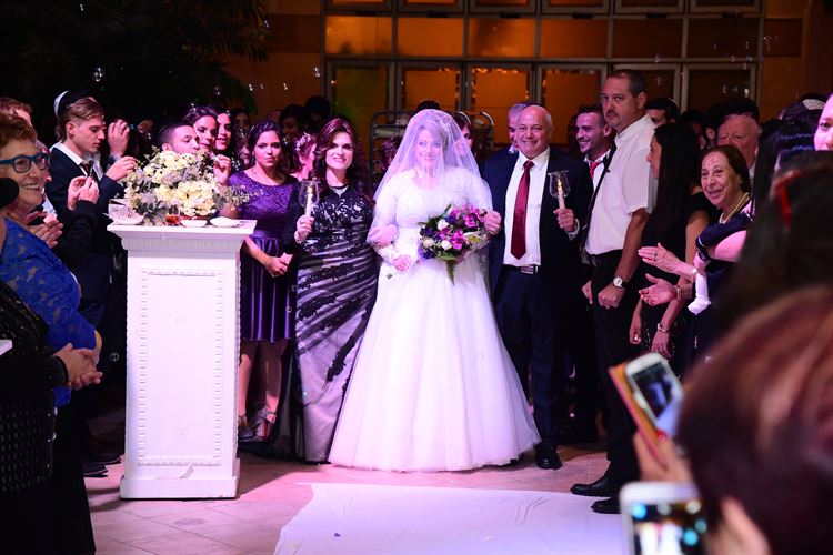 החתן שכבש את ליבה של כלתו עוד לפני שהכירו 11