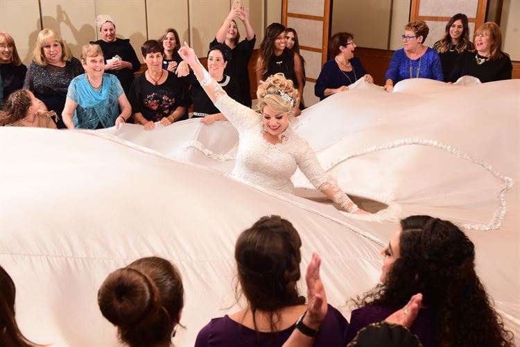 החתן שכבש את ליבה של כלתו עוד לפני שהכירו 13