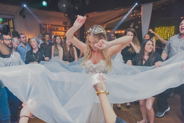 סוגרים מעגל רומנטי על גג בניין עזריאלי 17