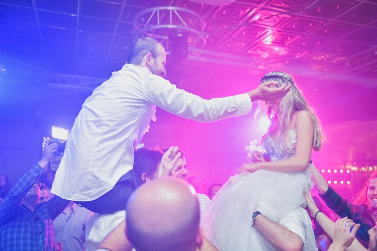 סוגרים מעגל רומנטי על גג בניין עזריאלי 19