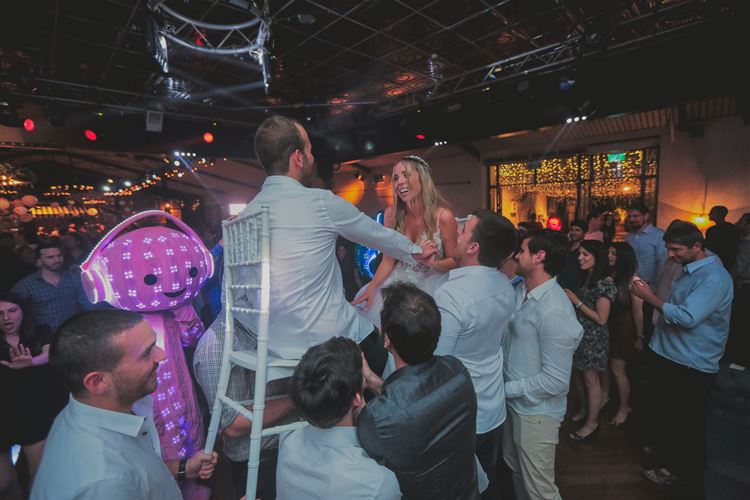 סוגרים מעגל רומנטי על גג בניין עזריאלי 20