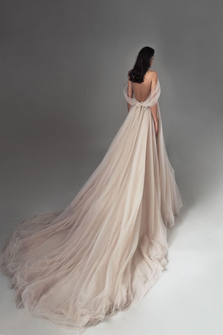 צפו: טל כחלון מתאים שמלת כלה לרווקות הלוהטות 12