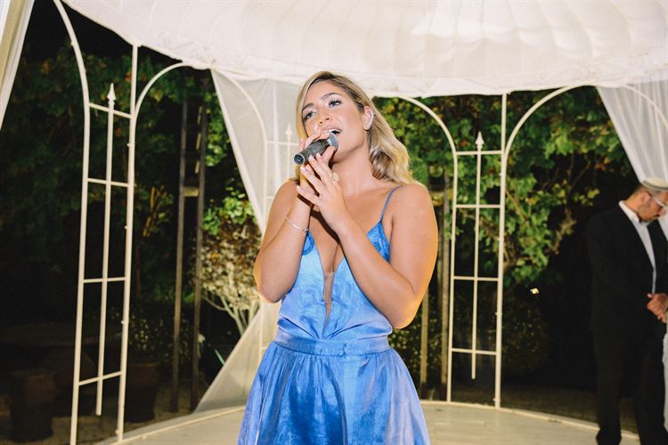 הוציאה את הכלב לטיול וחזרה הביתה מאורסת 11