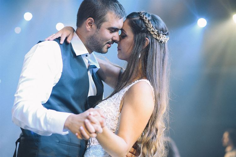 הוציאה את הכלב לטיול וחזרה הביתה מאורסת 12