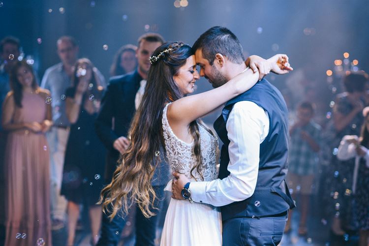 הוציאה את הכלב לטיול וחזרה הביתה מאורסת 13