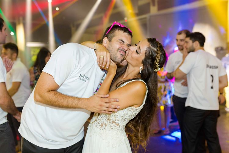 הוציאה את הכלב לטיול וחזרה הביתה מאורסת 16