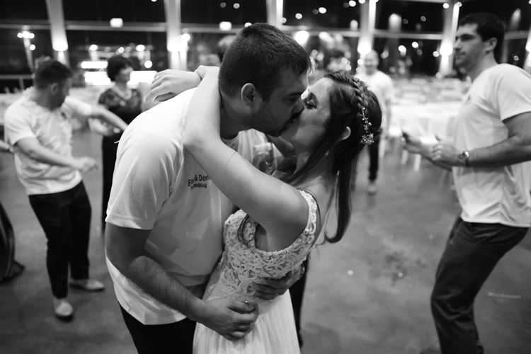 הוציאה את הכלב לטיול וחזרה הביתה מאורסת 18