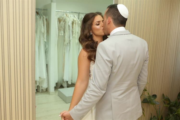 למה החתן והכלה שבתמונה ויתרו על ירח הדבש? 8