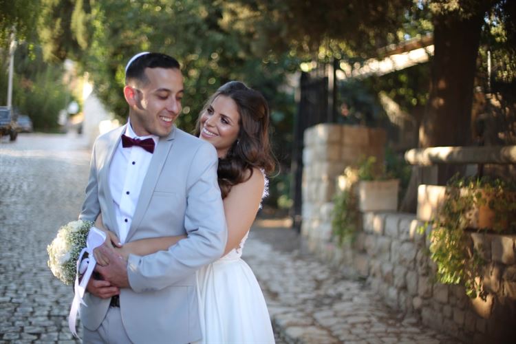 למה החתן והכלה שבתמונה ויתרו על ירח הדבש? 9