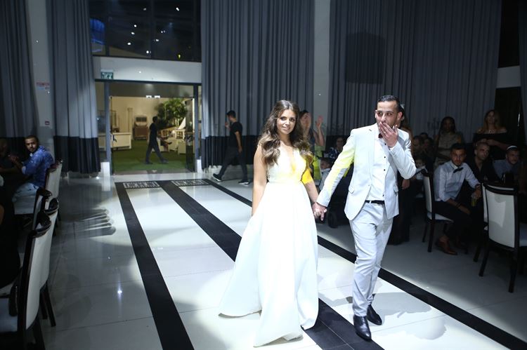 למה החתן והכלה שבתמונה ויתרו על ירח הדבש? 15