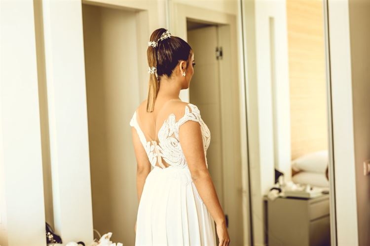 שיק, סטייל ונוחות. אמלי מימון בשמלה של המעצבת שני גולסה (צילום: בני טפירו)