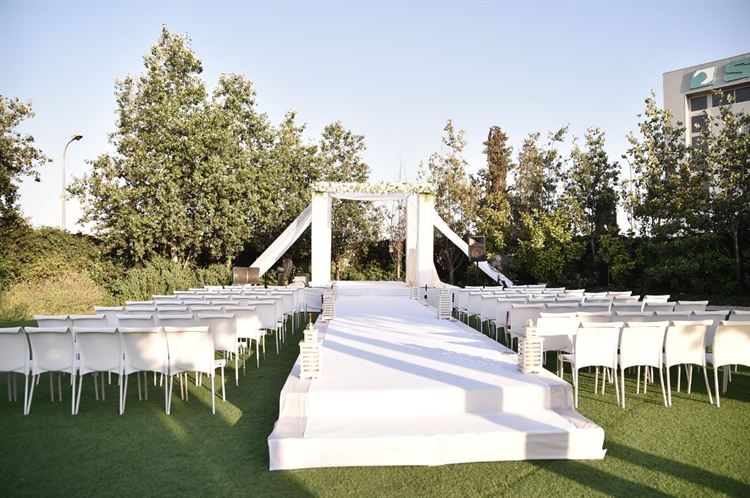 החופה מוכנה לרגע הגדול, החתונה של אמלי מימון ועידן תייר בסיטרוס (צילום: בני טפירו)