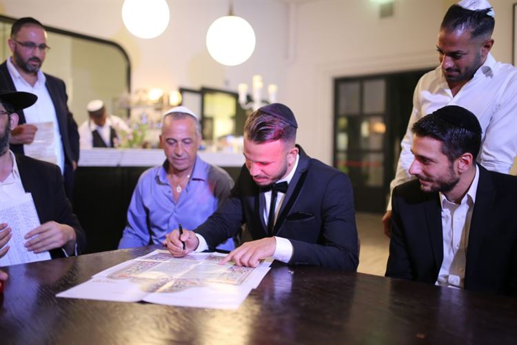 חותם על הכתובה, עידן תייר לפני החופה (צילום: בני טפירו)