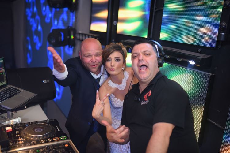 מזל טוב: אמא ואבא מתחתנים 31