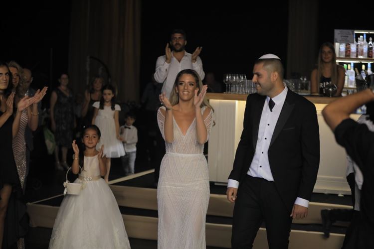 התגבר על הביישנות וכבש את ליבה של כלתו 24