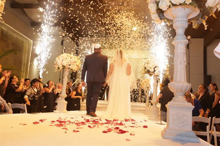 באה לסליחות ויצאה עם טבעת 17