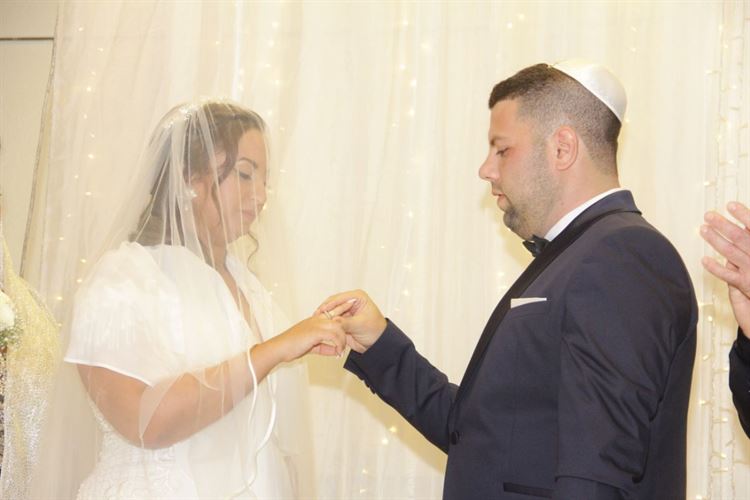 באה לסליחות ויצאה עם טבעת 19