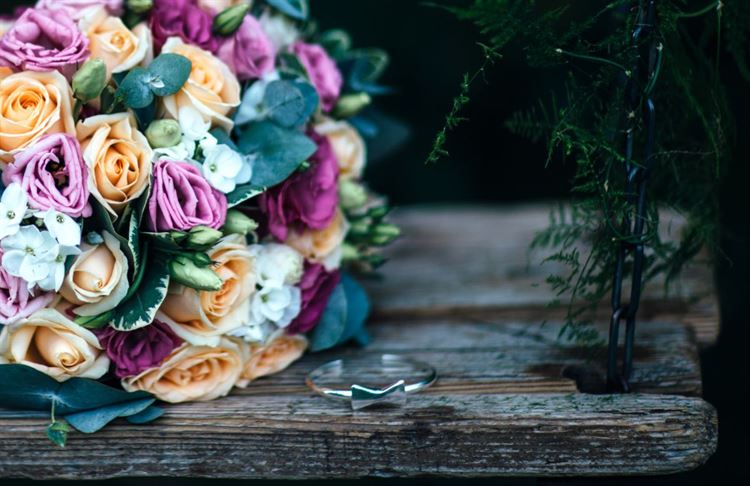 קשר מעוצב: חתונת פפיונים לוהטת במיוחד 16