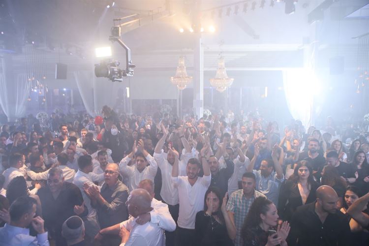 הכל נשאר במשפחה: חתונה אחת, שני זוגות 18