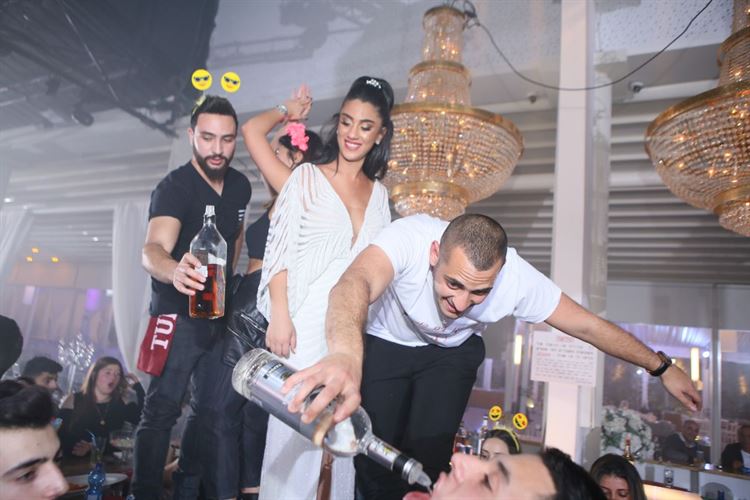 הכל נשאר במשפחה: חתונה אחת, שני זוגות 24