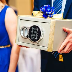 הדרך הכי טובה לתת מתנה בחתונה