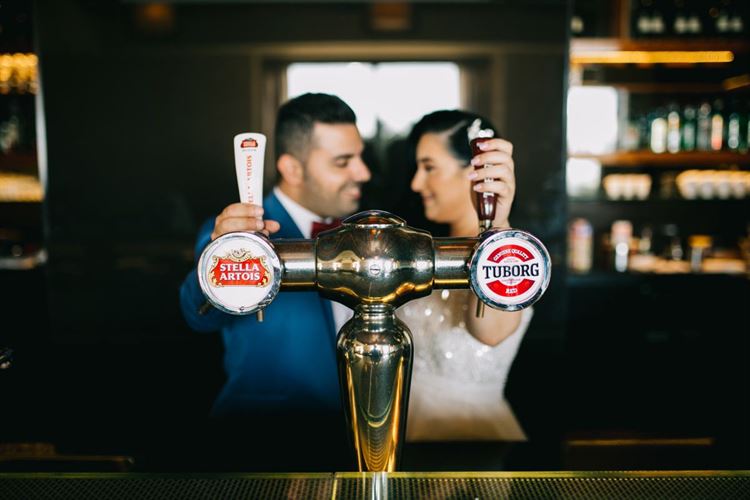 הזמנה לחתונה או דרכון? חתונה שוברת ציפיות 13