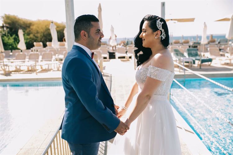 הזמנה לחתונה או דרכון? חתונה שוברת ציפיות 11