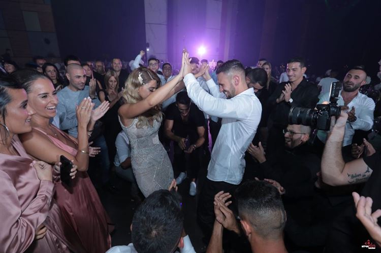 האורחת שהתפרצה לצילומי החתונה וגנבה את ההצגה 30