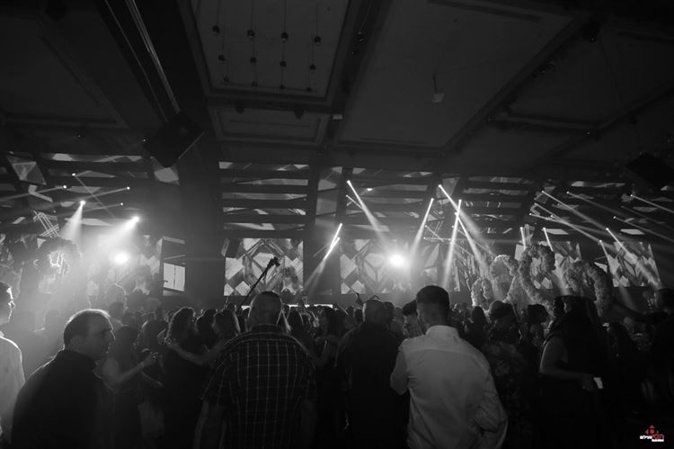 האורחת שהתפרצה לצילומי החתונה וגנבה את ההצגה 33