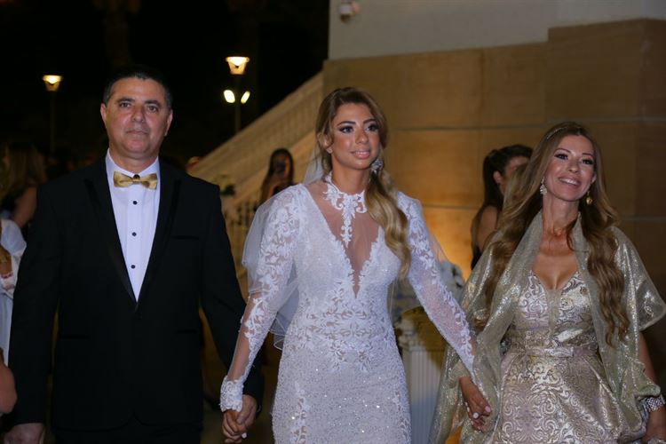 האורחת שהתפרצה לצילומי החתונה וגנבה את ההצגה 24