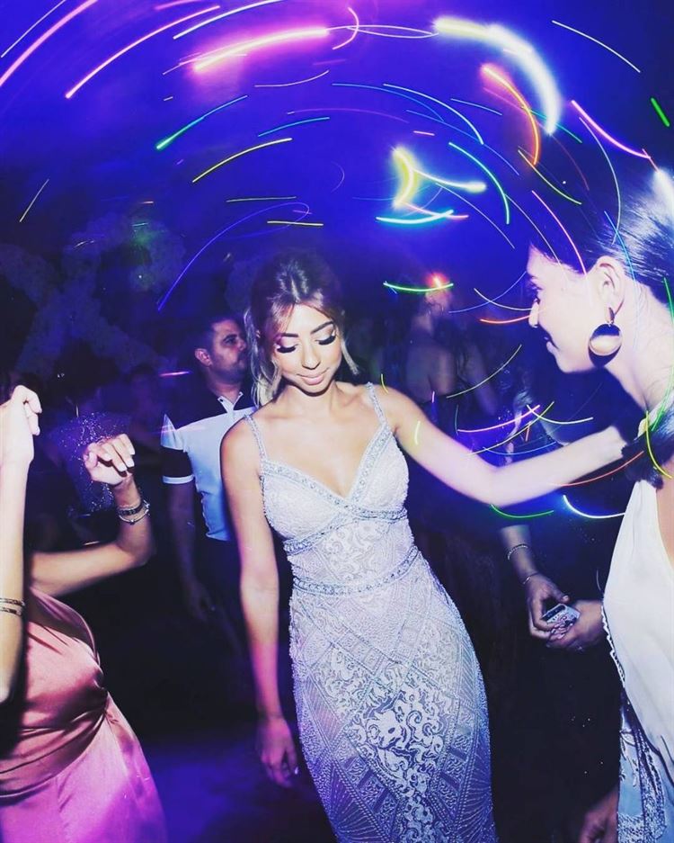 האורחת שהתפרצה לצילומי החתונה וגנבה את ההצגה 29