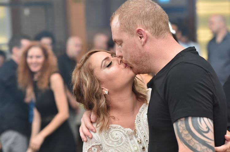 החתונה המדהימה והצבעונית של אביגייל דרור ואייל גרשון (צילום: רון קובי, משה בראשי)