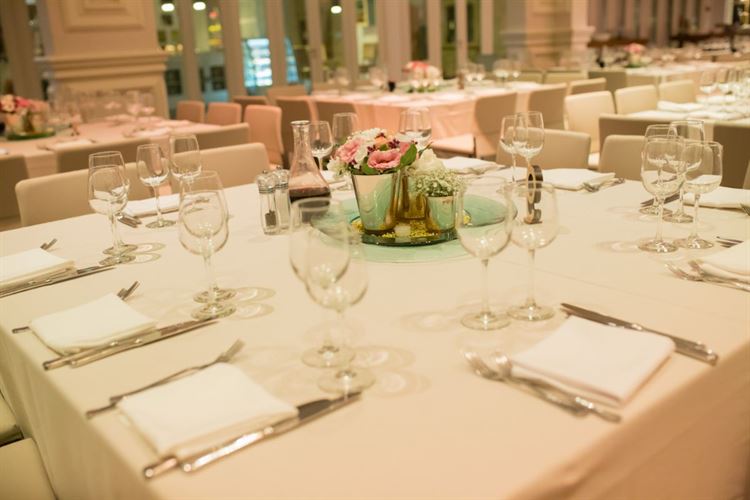 לא תאמינו מה הבחורה שבתמונה קיבלה לכבוד סיום הסמסטר 22