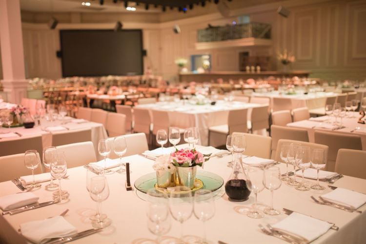 לא תאמינו מה הבחורה שבתמונה קיבלה לכבוד סיום הסמסטר 23