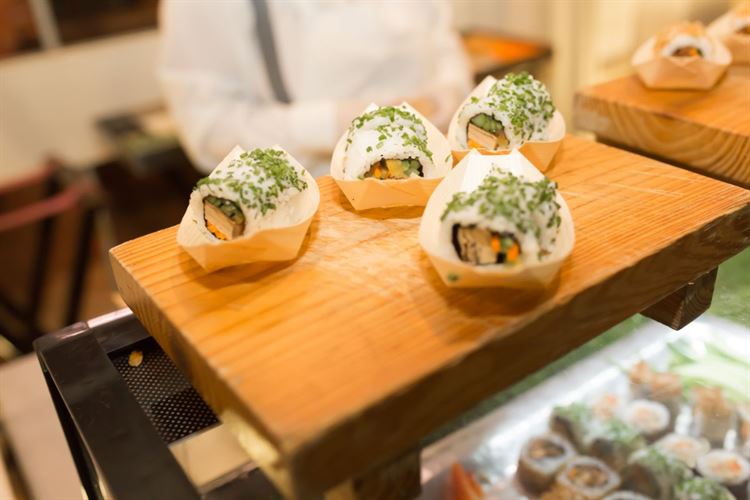 לא תאמינו מה הבחורה שבתמונה קיבלה לכבוד סיום הסמסטר 25