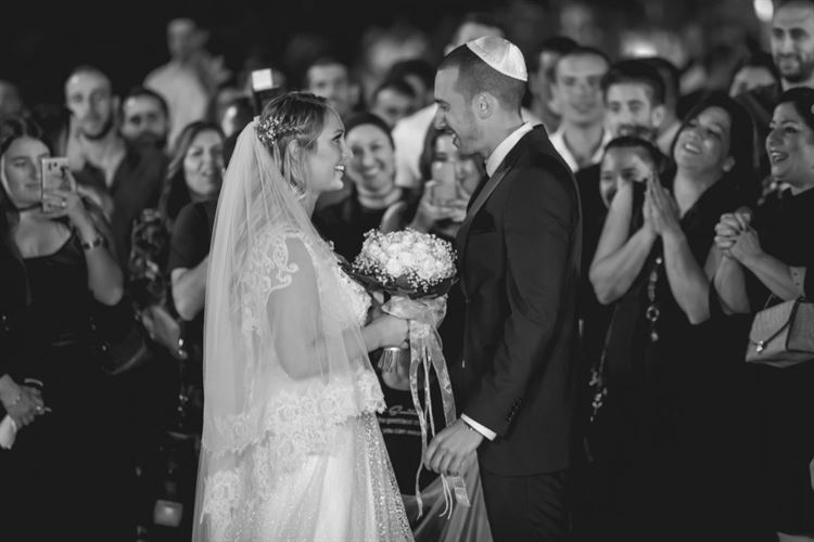 לא תאמינו מה הבחורה שבתמונה קיבלה לכבוד סיום הסמסטר 19