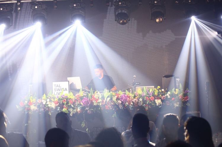 עמדת הדי.ג'יי בעיצוב פרחוני וקסום (צילום: שי אסייג)