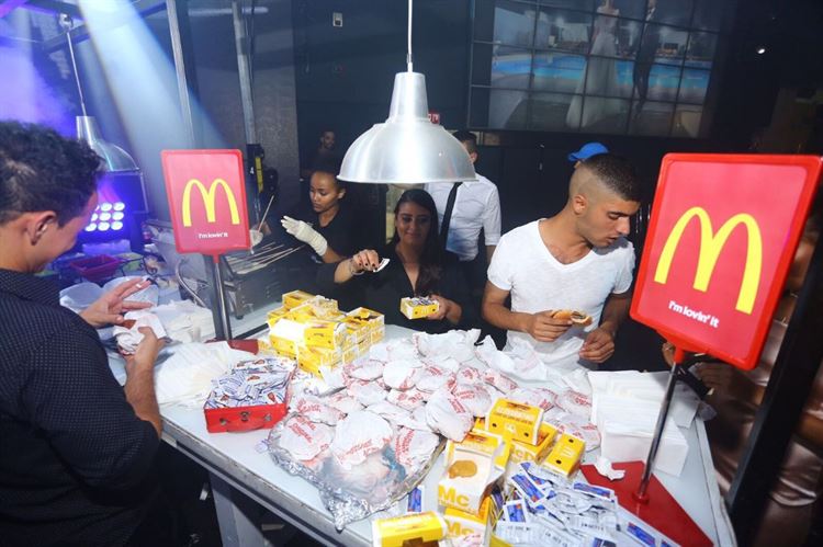 איזו דרך טובה יותר לסיים חתונה מאשר עם צ'יפס של מקדונלדס? (צילום: שי אסייג)