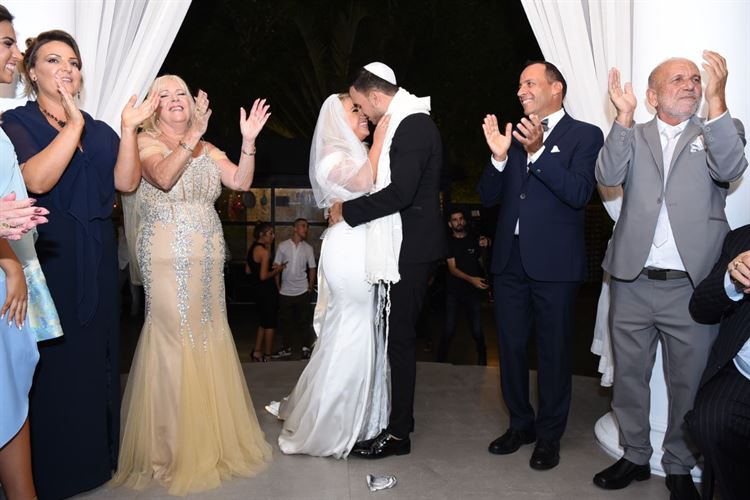 הרי את מוארת לי: חתונת הלדים הכי מקורית שראינו 22