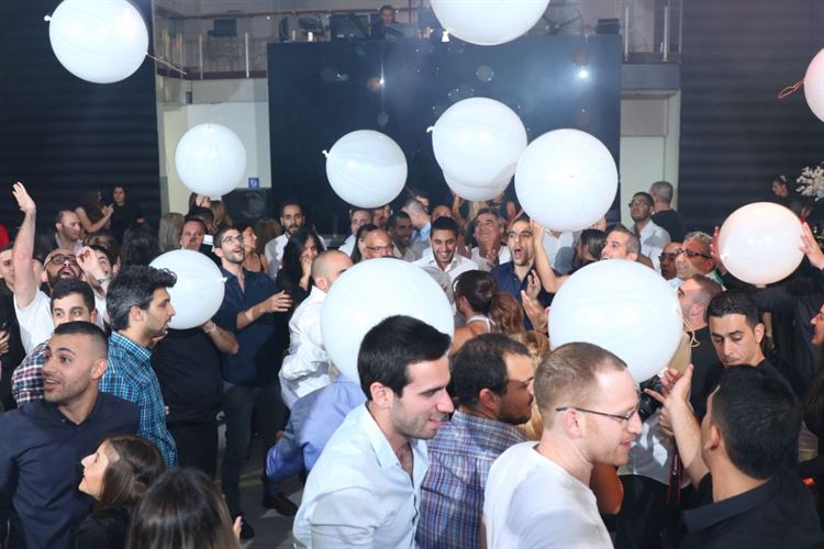 לא הצליח להתאפק והציע נישואין 24