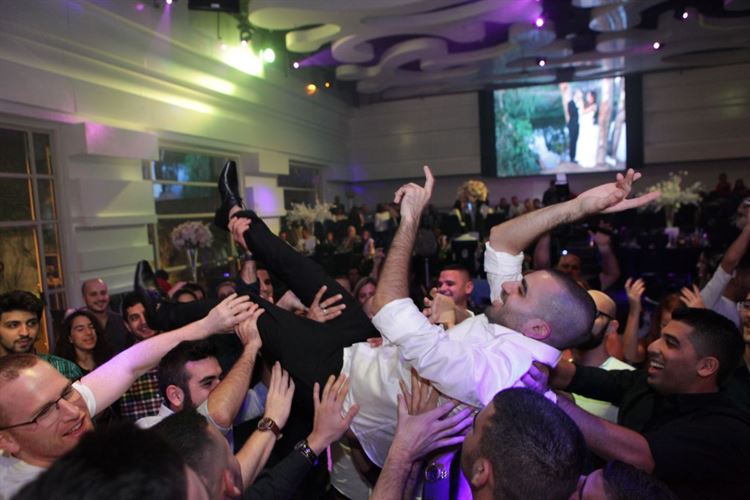 לא הצליח להתאפק והציע נישואין 28