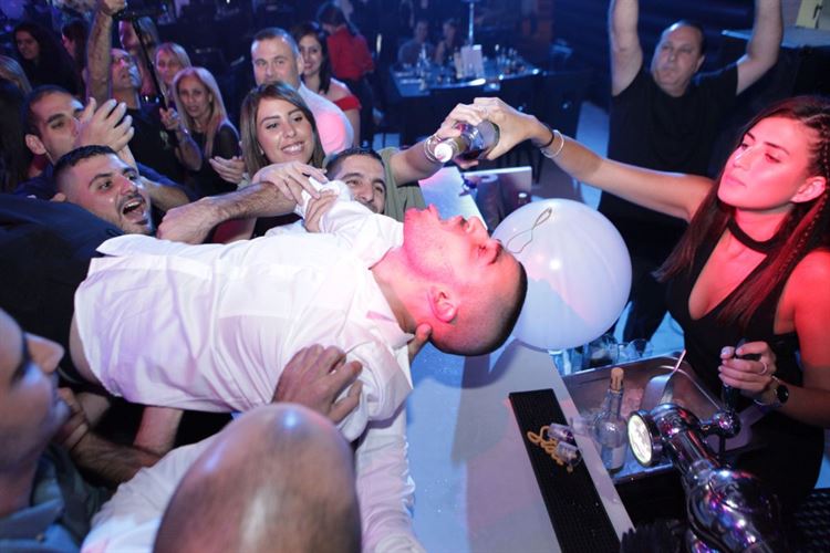 לא הצליח להתאפק והציע נישואין 29