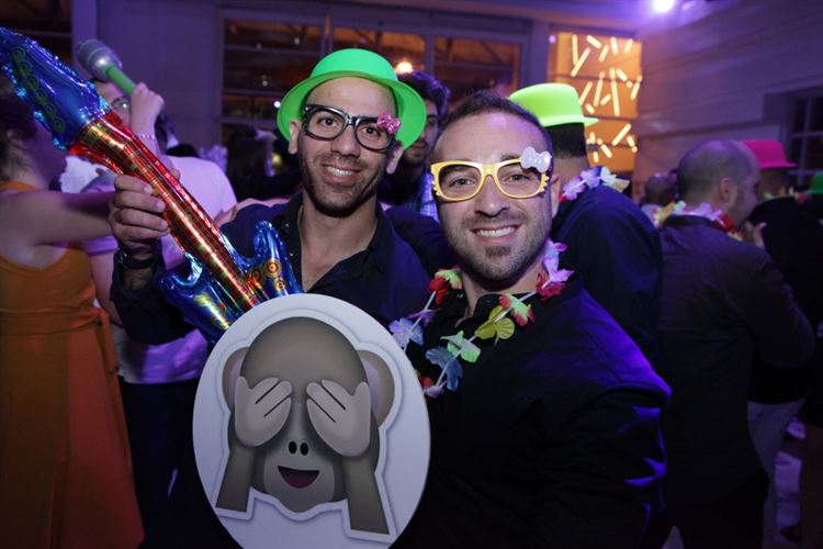 לא הצליח להתאפק והציע נישואין 31