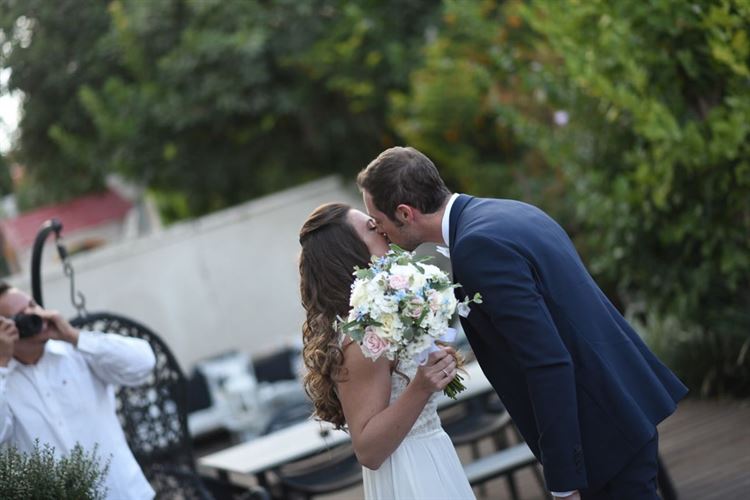 החתן שהצליח לכרוע ברך במקום צפוף במיוחד 2