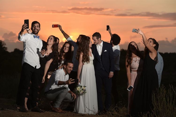 החתן שהצליח לכרוע ברך במקום צפוף במיוחד 7