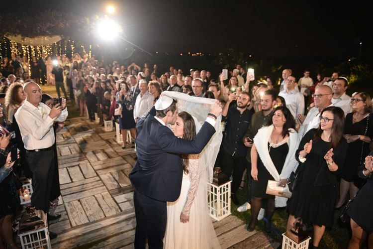 החתן שהצליח לכרוע ברך במקום צפוף במיוחד 22