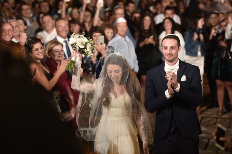 החתן שהצליח לכרוע ברך במקום צפוף במיוחד 23