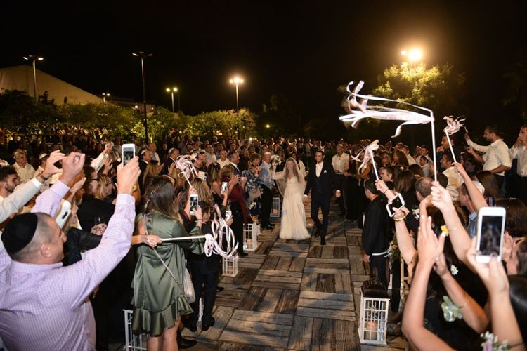 החתן שהצליח לכרוע ברך במקום צפוף במיוחד 24