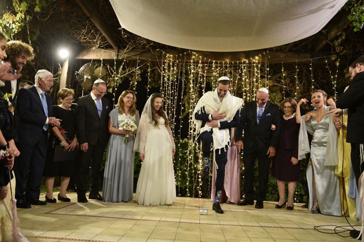 החתן שהצליח לכרוע ברך במקום צפוף במיוחד 25