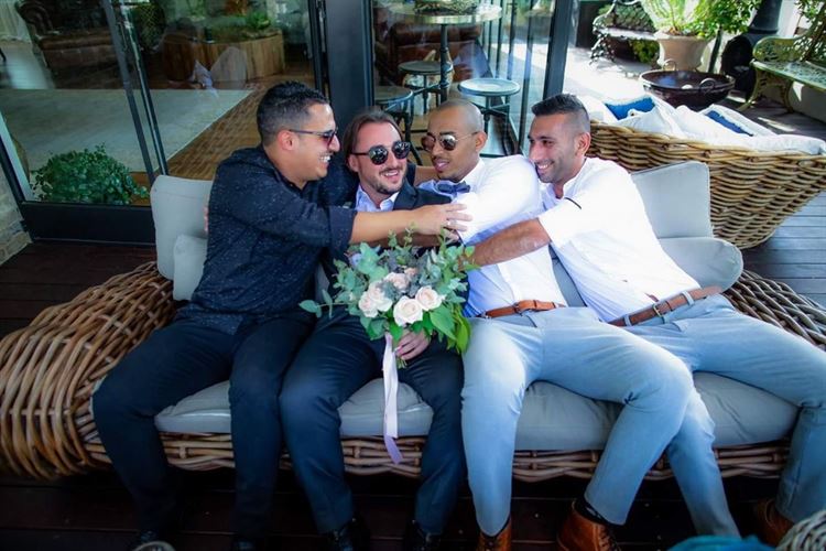 ארתור אוקונוב עם החברים הטובים ביום חתונתו (צילום: רן שיינברגר)